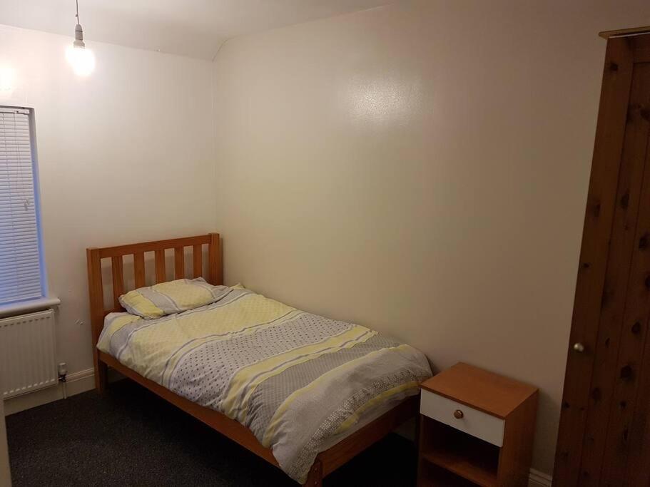 Two Bedroom Maisonette Close Towarwick Uni Ковентри Экстерьер фото